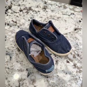 Toddler size 9 Toms